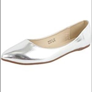 Cute & comfy silver flats